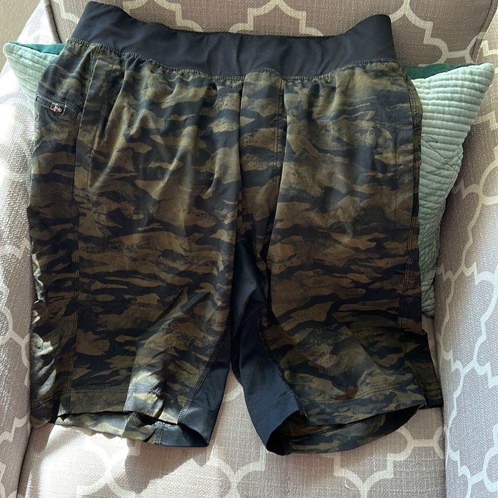 Lululemon linerless short size small  in camo 7”